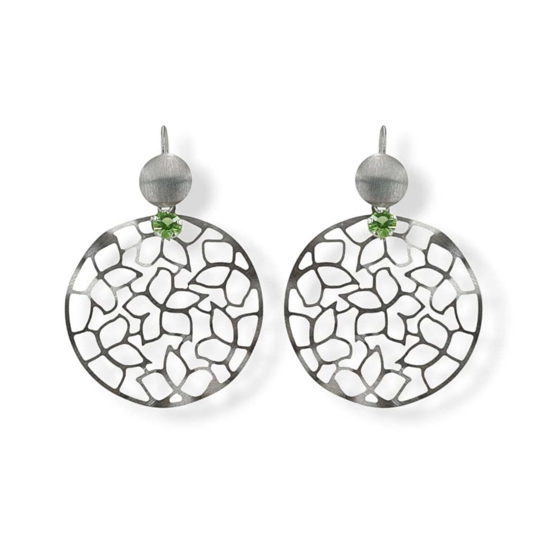 Orecchini in argento 925 satinato taglio laser e cristallo verde