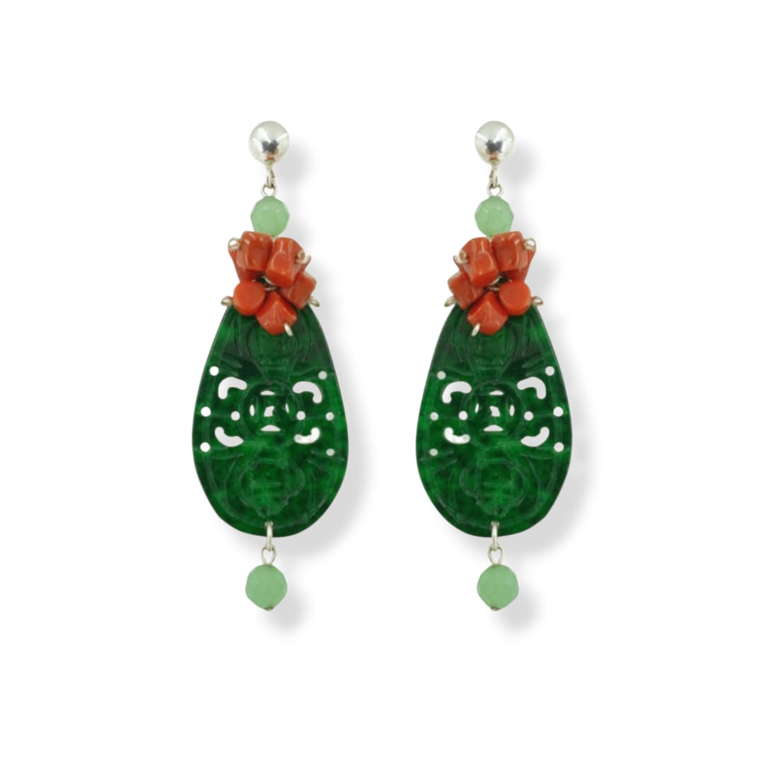 Orecchini con goccia di giada verde traforata, sassi di corallo rosso, sferette di quarzo verde e argento 925