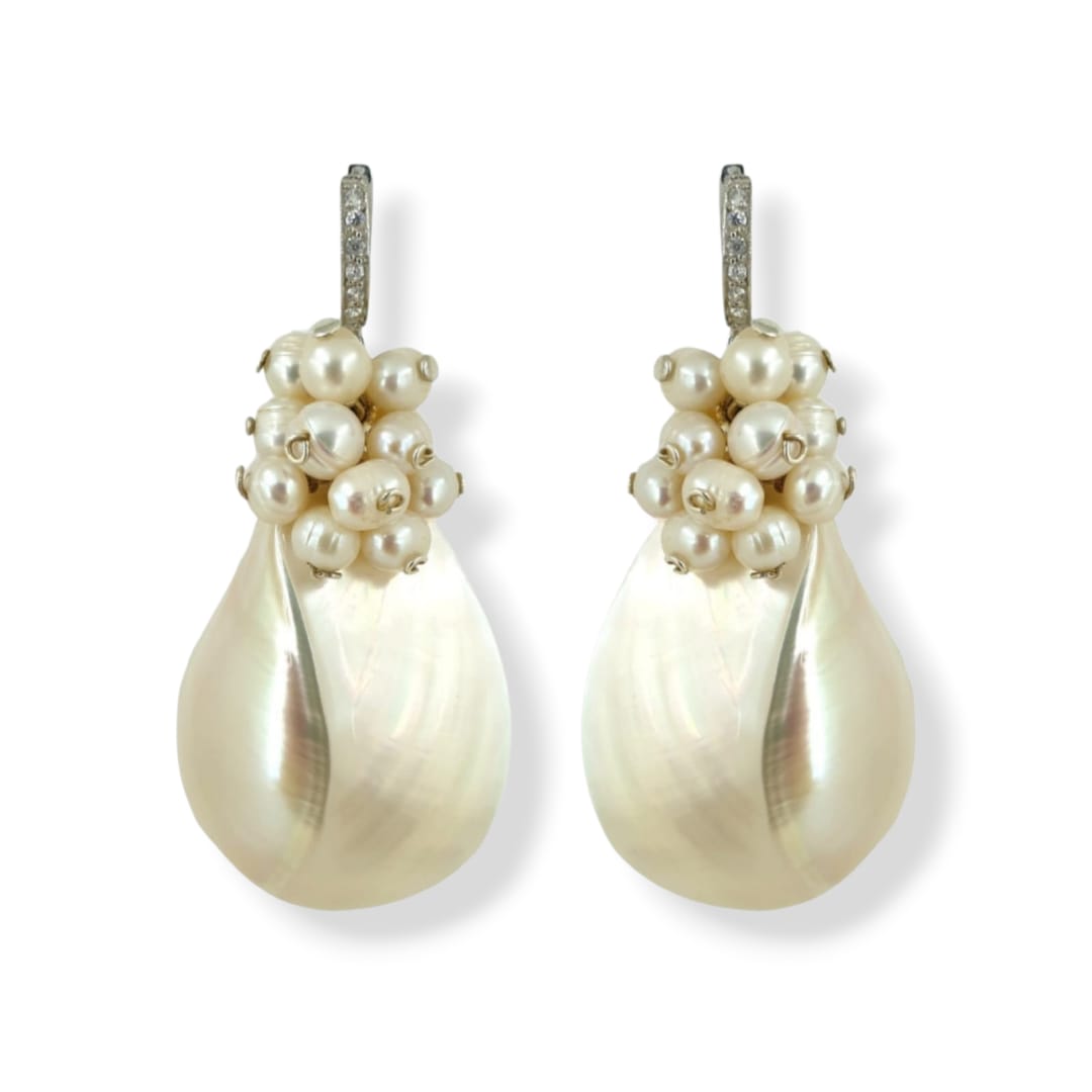 Orecchini con goccia di madreperla sagomata, perle di acqua dolce e argento 925