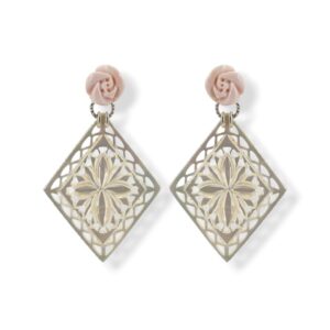 Orecchini con rombo di madreperla traforata, fiore di conchiglia rosa e argento 925