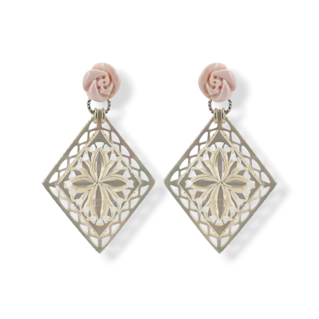 Orecchini con rombo di madreperla traforata, fiore di conchiglia rosa e argento 925