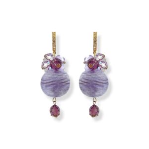 Orecchini pendenti realizzati con una sfera di cordoncino lilla decorato con Cristalli Swarovski lilla e vinaccia e argento 925 dorato