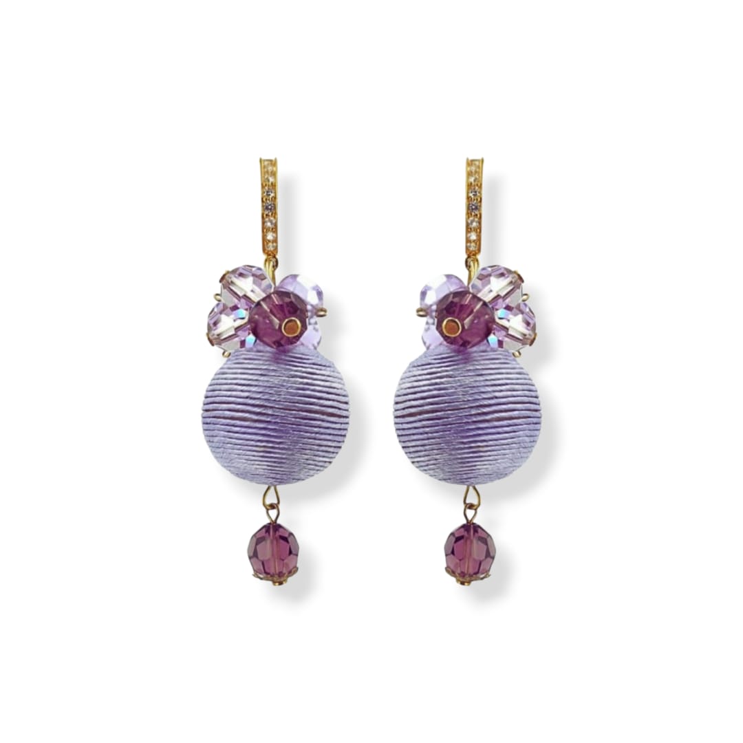 Orecchini pendenti realizzati con una sfera di cordoncino lilla decorato con Cristalli Swarovski lilla e vinaccia e argento 925 dorato