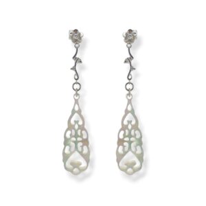 Orecchini con goccia di madreperla traforata e argento 925