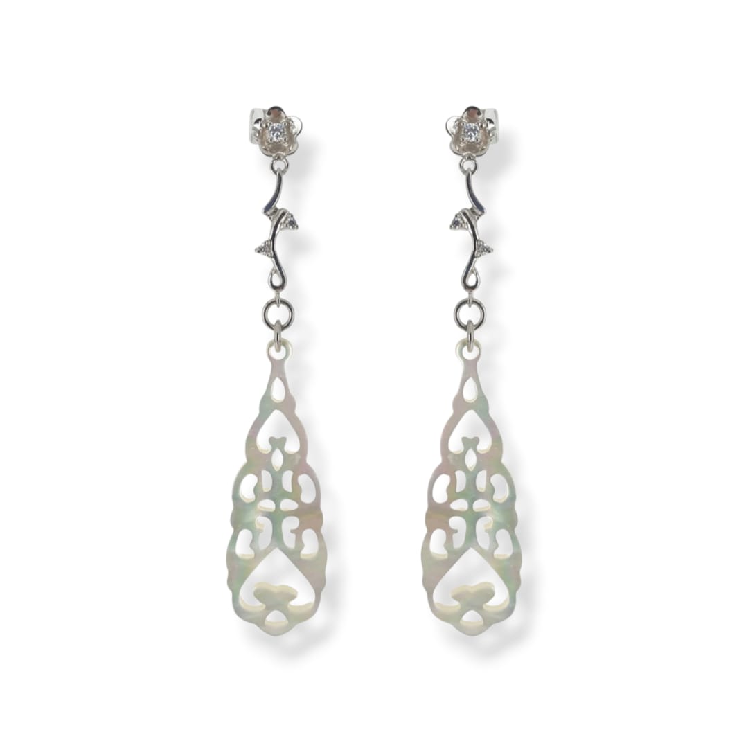 Orecchini con goccia di madreperla traforata e argento 925