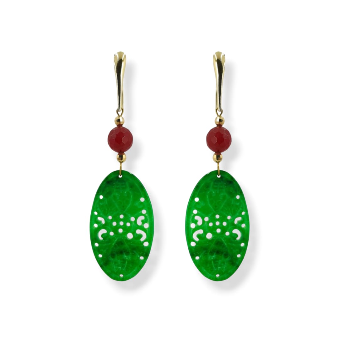 Orecchini con ovale di giada verde traforata, sfera di giada rossa sfaccettata e argento 925 dorato