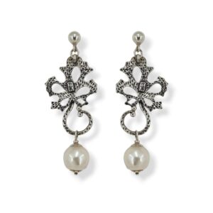 Orecchini con decoro lavorato in argento 925, perla di acqua dolce e argento 925