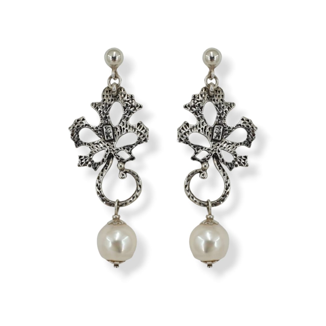 Orecchini con decoro lavorato in argento 925, perla di acqua dolce e argento 925